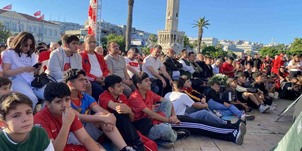 İzmir’de milli heyecan meydanlara taştı: Dev ekranda Dünya Kupası coşkusu