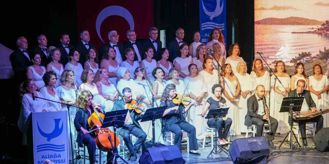 Yağmura rağmen büyük ilgi: ASEV Türk Sanat Müziği Korosu’ndan İstanbul şarkıları gecesi