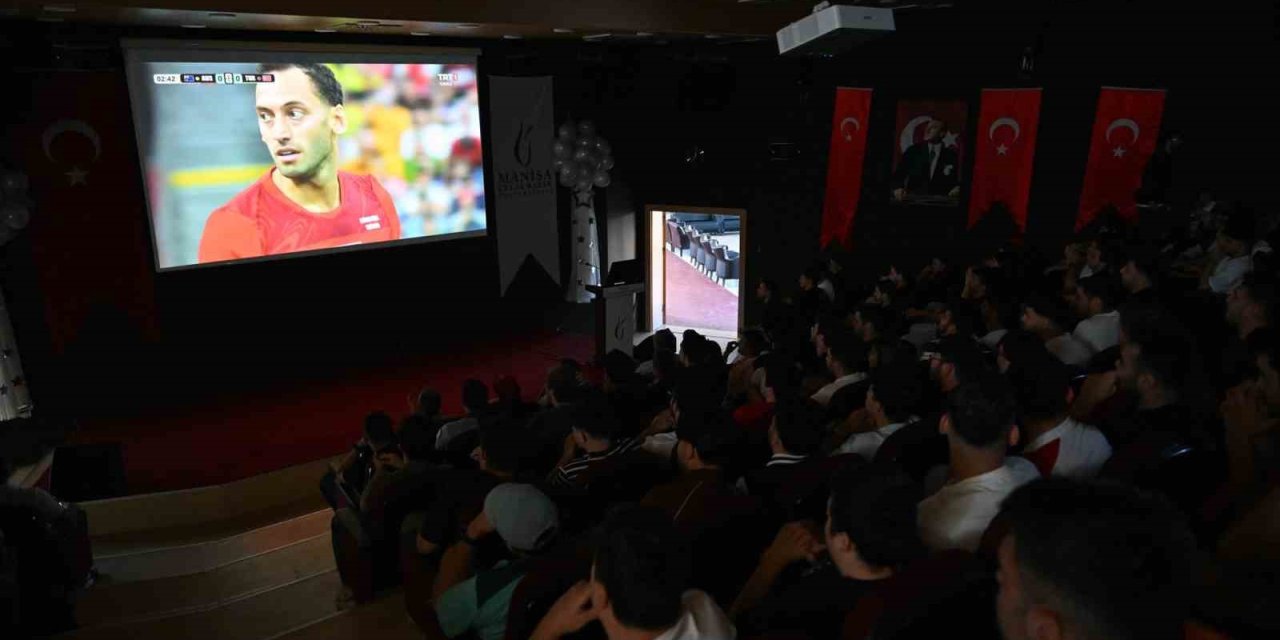 Manisa CBÜ öğrencileri milli maçı hep birlikte izledi