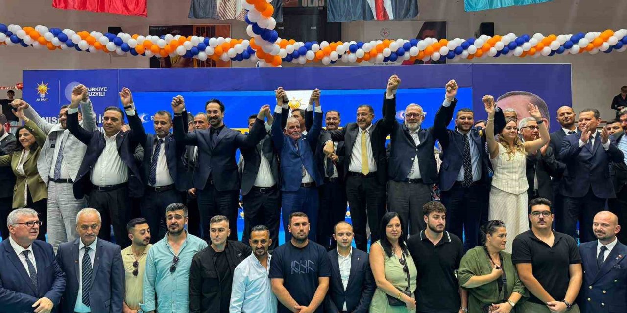 AK Parti’ye Manisa’da toplu katılım: 612 kişiye rozet takıldı