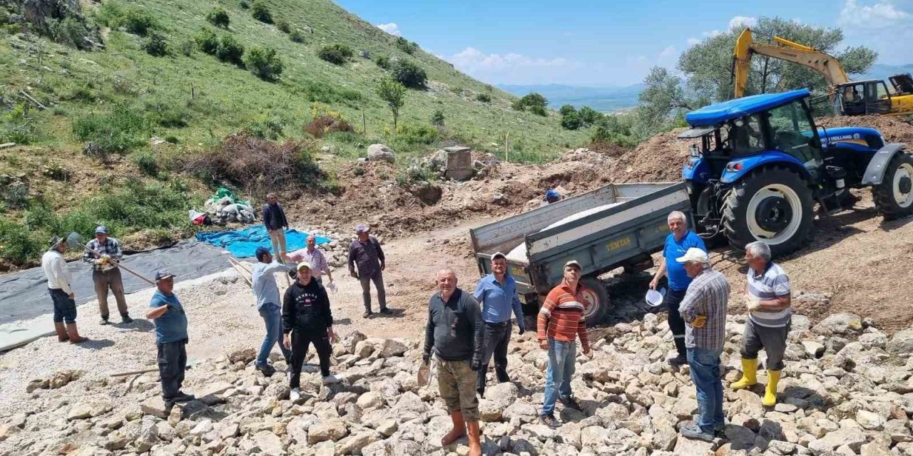 İmece usulüyle köylerinin içme suyu hattını yenilediler