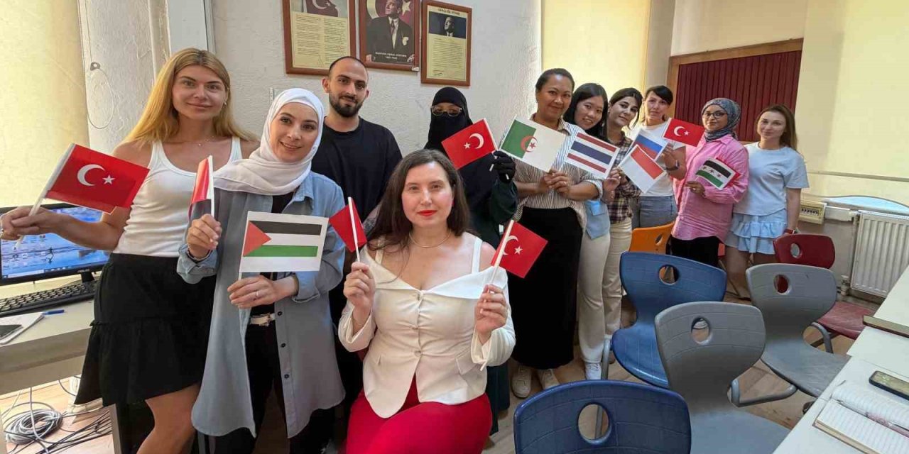 Yabancı gelinler Türkçe öğrenerek hayata uyum sağlıyor