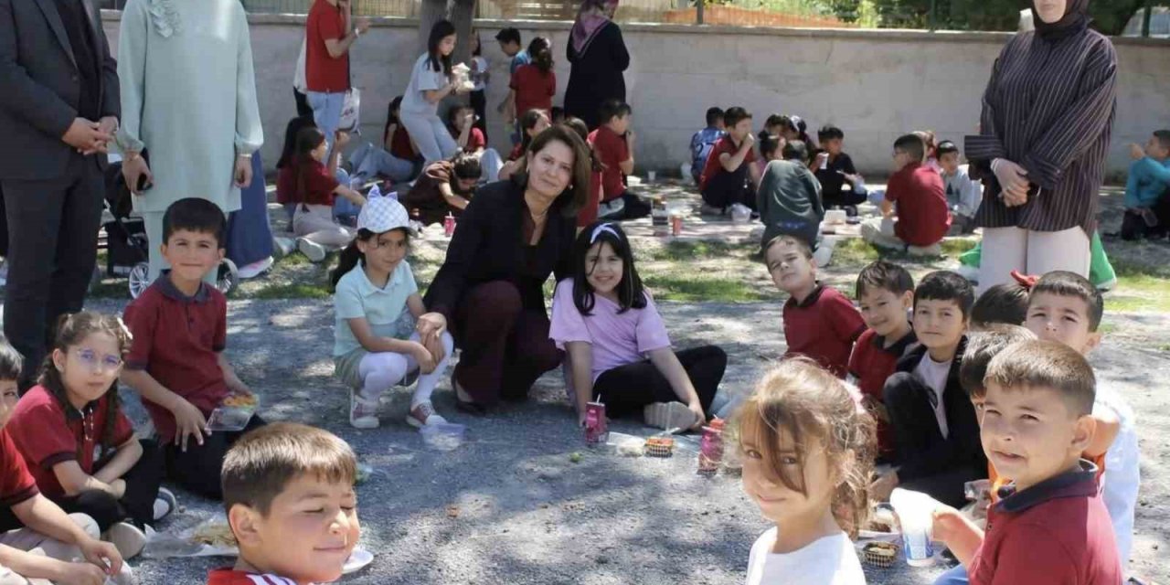 Altıntaş İstiklal İlkokulu’nda hayır çarşısı yoğun ilgi gördü