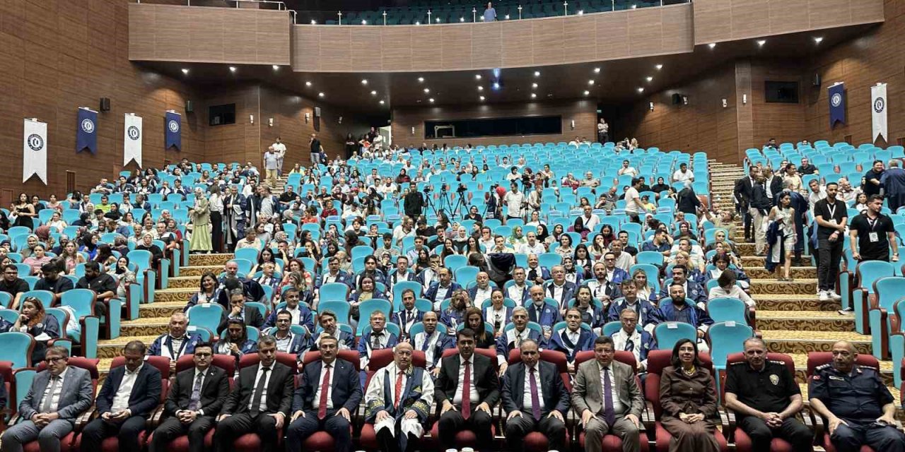 Uşak Üniversitesi mezunlarını mesleki yaşama uğurladı