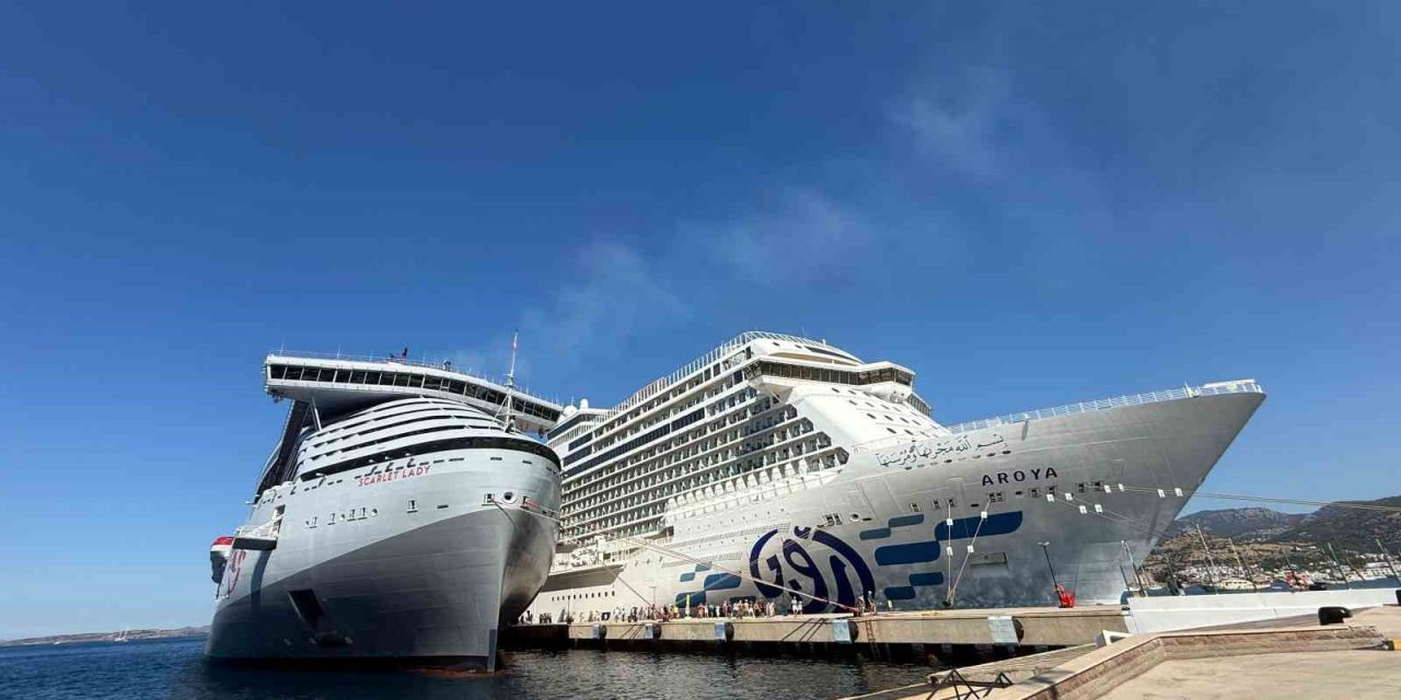 Bodrum’a aynı günde 2 dev kruvaziyer, 4 bin 625 yolcu geldi
