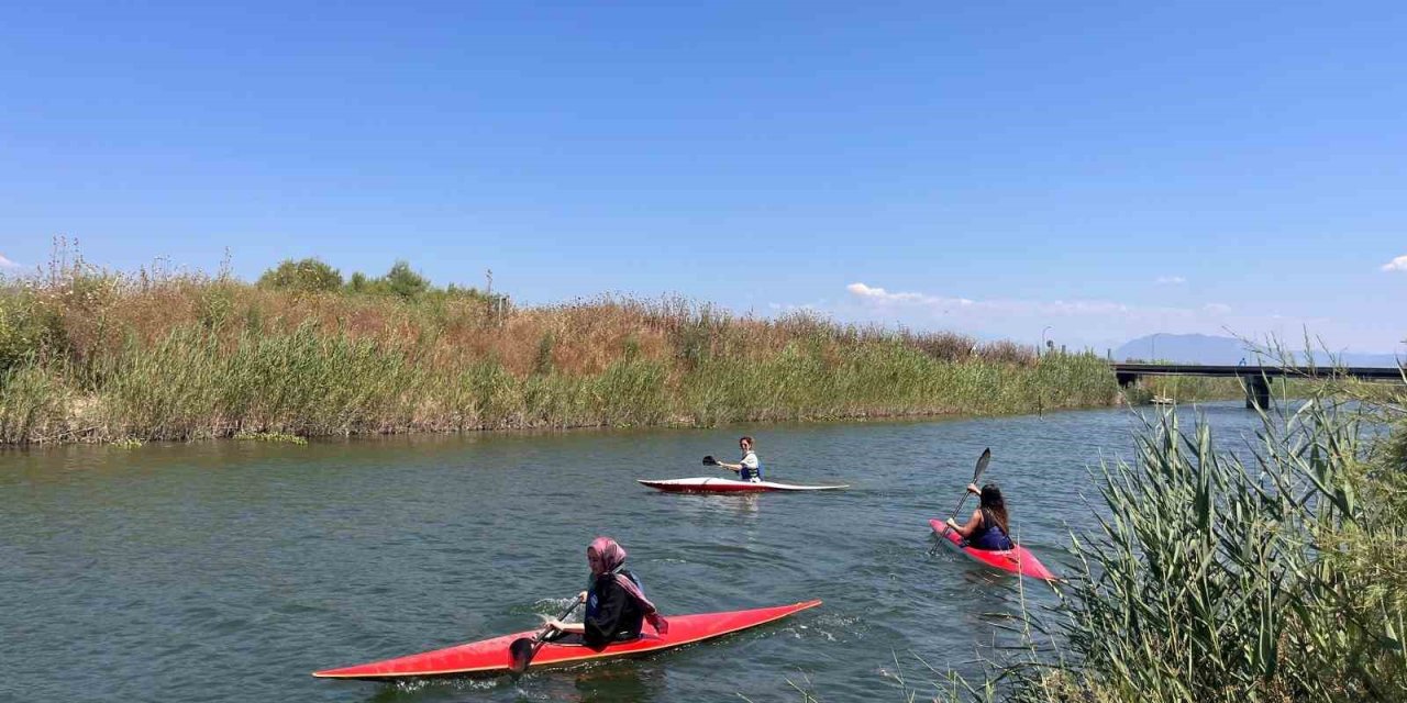 Muğla’da gençler doğa ve spor için kürek çekti