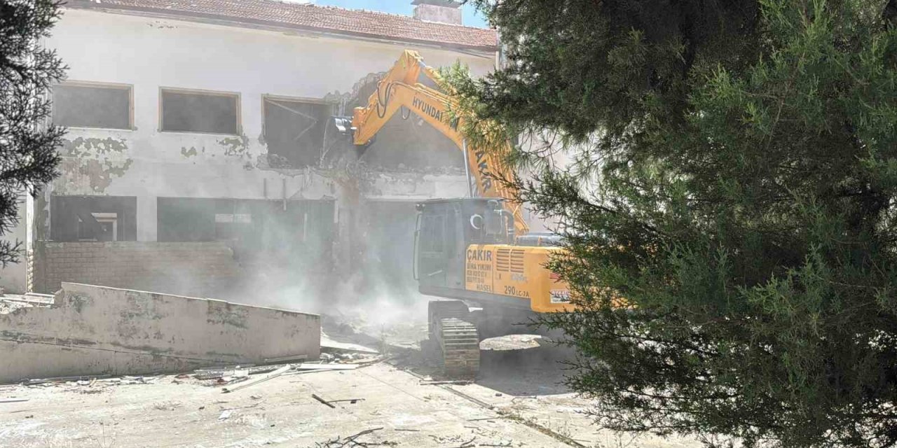 Menteşe’de 72 yıldır hizmet veren bina yıkılıyor