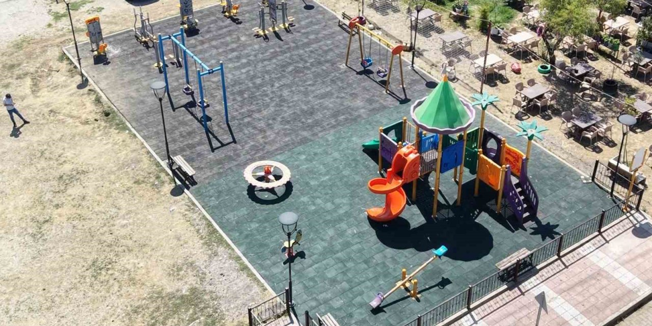 Şehzadeler’in parklarında yenileme çalışmaları devam ediyor
