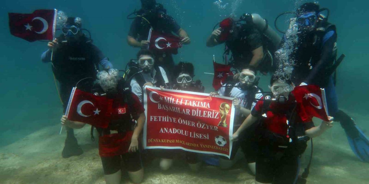 Liseli gençlerden milli takıma sualtından destek