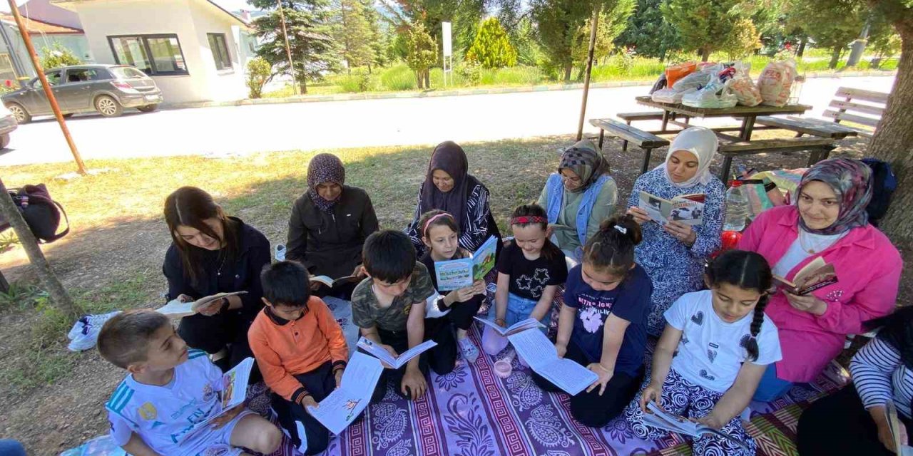 Hisarcık’ta öğrenci ile velilerin doğada kitap okuma etkinliği