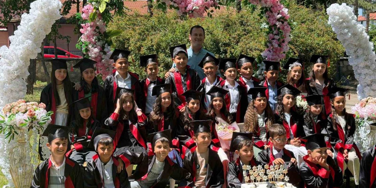 Çocuklar ilkokulu bitirmenin mutluluğunu yaşadı