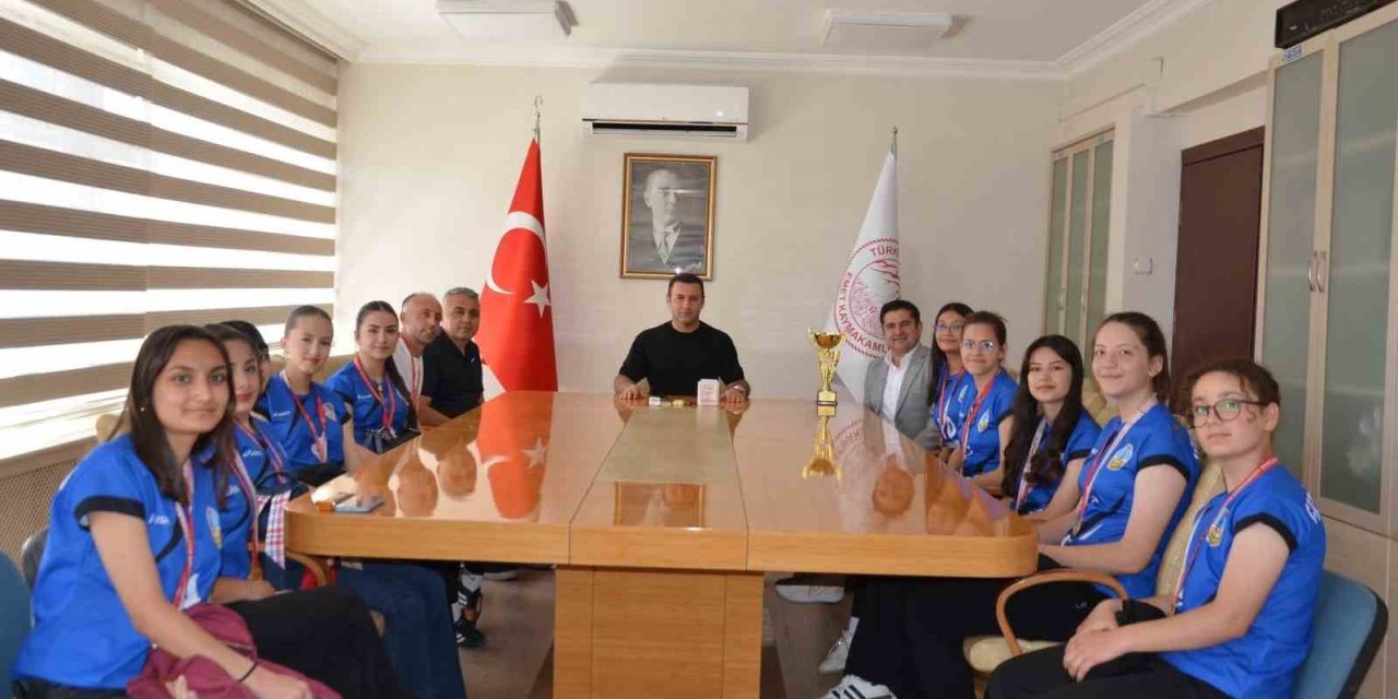 Emet Kaymakamı Başkapan, il birincisi kız voleybol takımını kabul etti