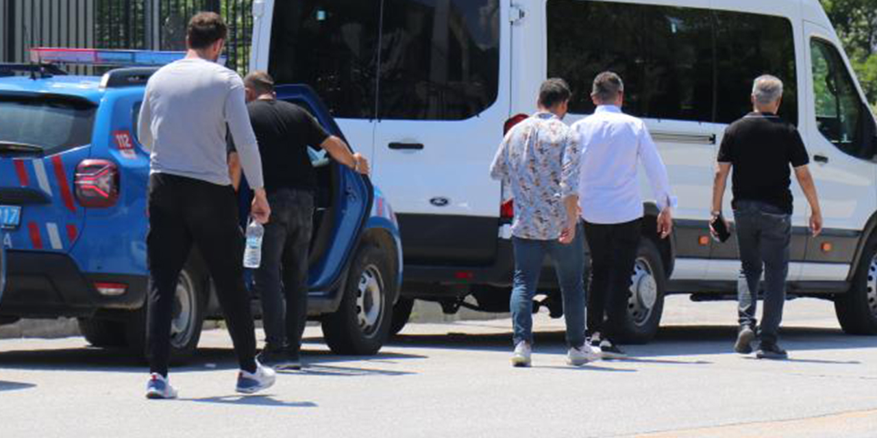 Gözaltına alınan 12 avukat adli tıpa sevk edildi