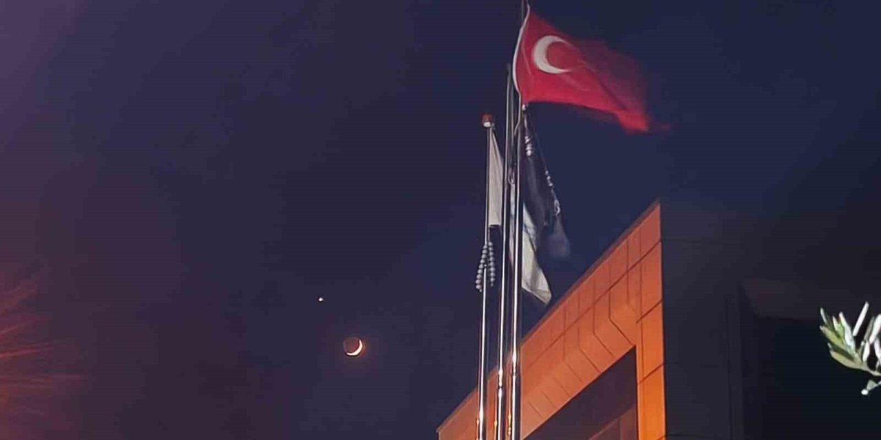 Türk bayrağı ile ay ve yıldız aynı karede