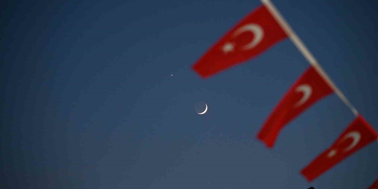 Demirci semalarında mest eden görüntü: Hilal ve yıldız yan yana
