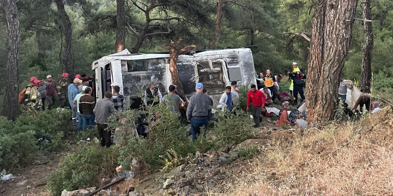 İzmir’de işçi servisi şarampole devrildi: 22 yaralı