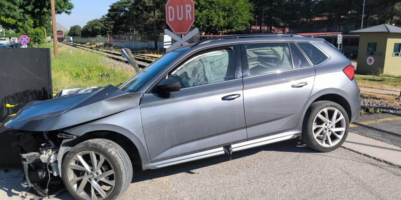 Trenin çarptığı otomobilin sürücüsü yaralandı