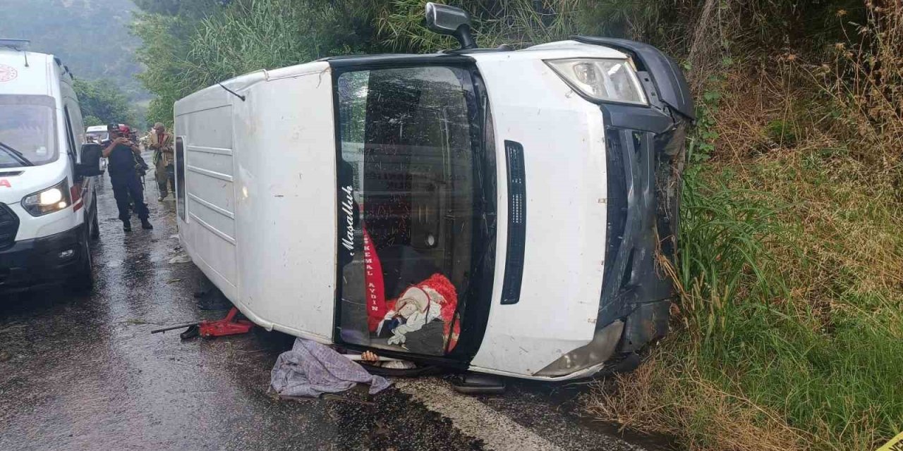 İzmir’de işçi servisi devrildi: 1 ölü, 2’si ağır 10 yaralı