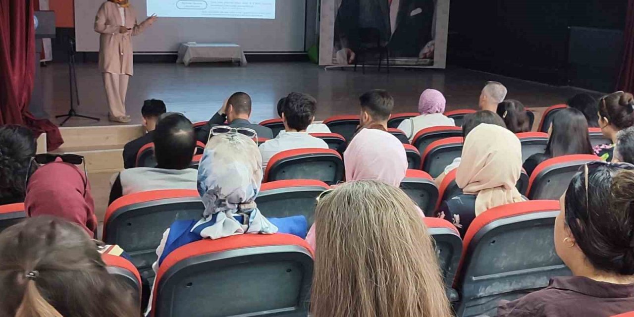 Altıntaş’ta öğretmen eğitimi dijital ekosistemi projesi tanıtım faaliyeti gerçekleştirildi