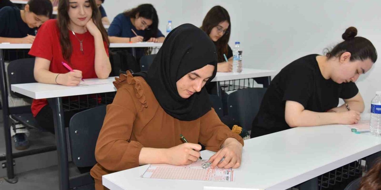 Menemen’de YKS öncesi prova üniversite amfisinde