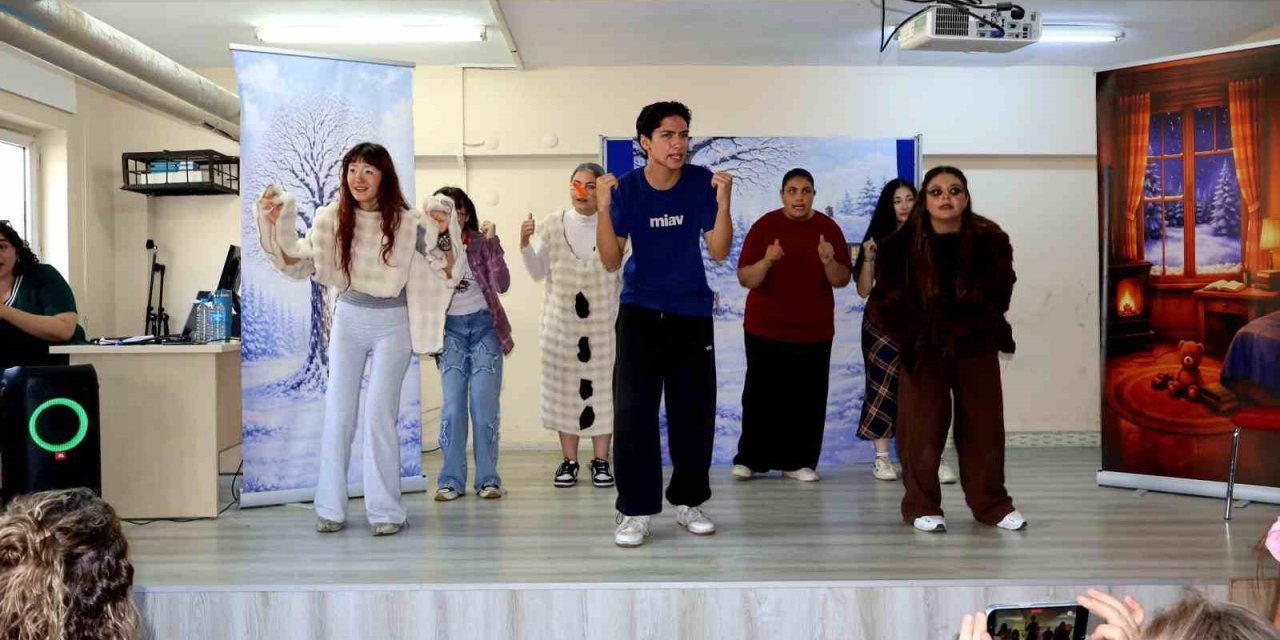Gezici tiyatro, öğrencileri sanatla buluşturdu