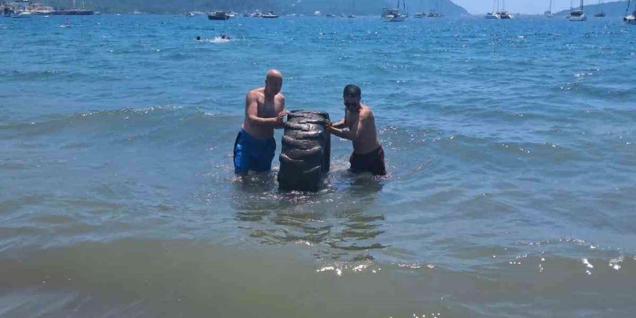 Marmaris Halk Plajı’nda denizden çıkan dev lastik şaşırttı