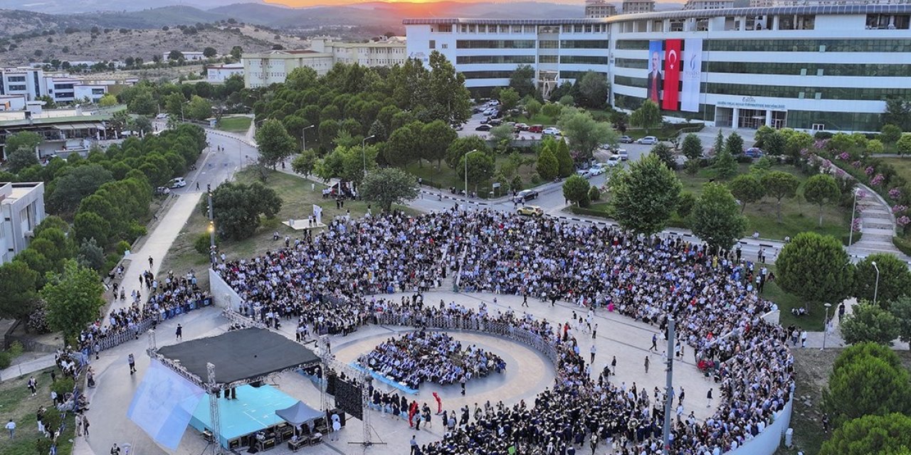 Manisa’da 961 genç mühendis geleceğe kep attı