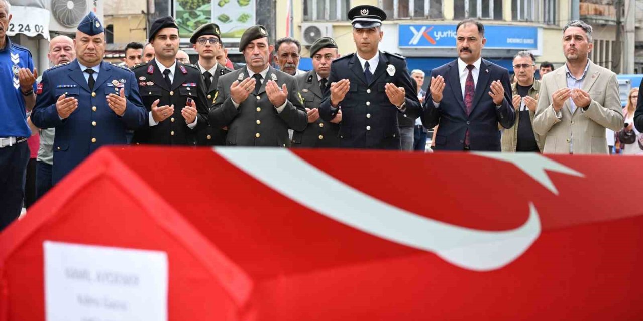Gazi başkan son yolculuğuna askeri törenle uğurlandı