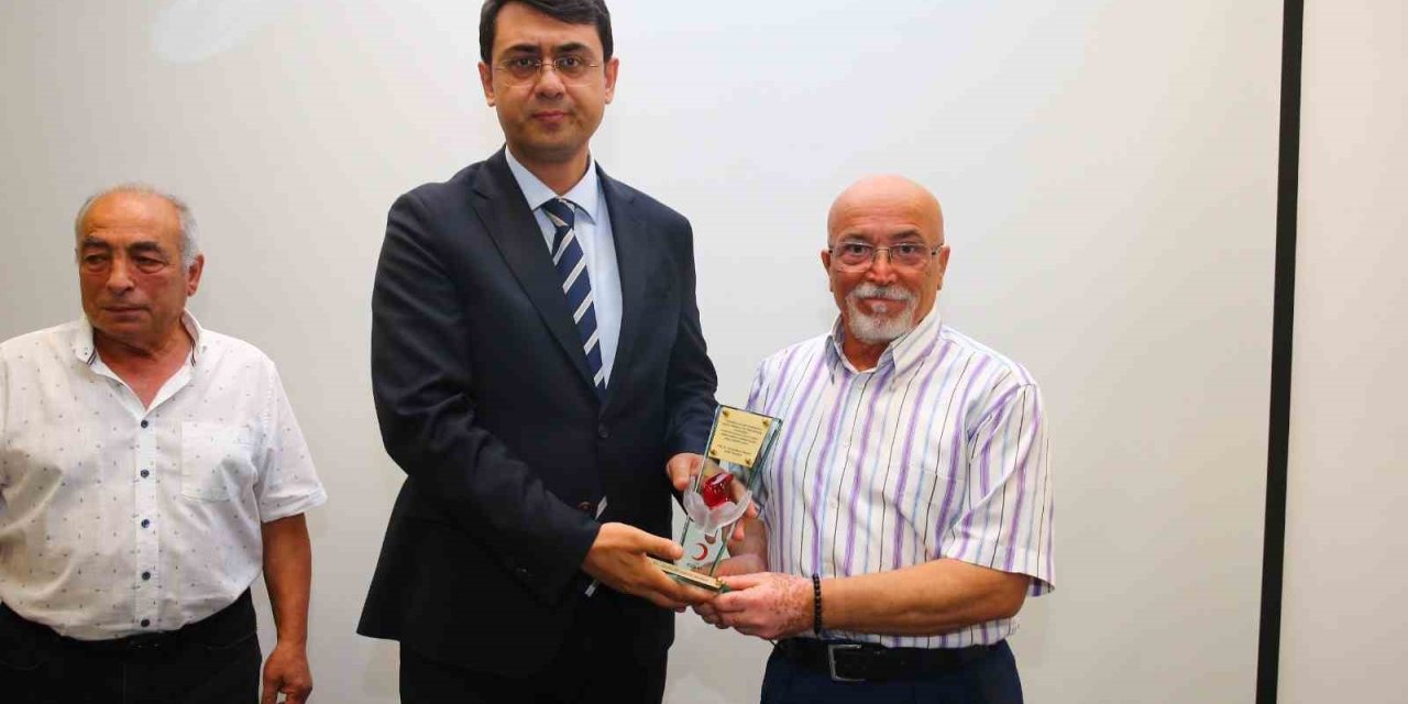 Uşak’ta kan bağışçılarına plaket taktim edildi