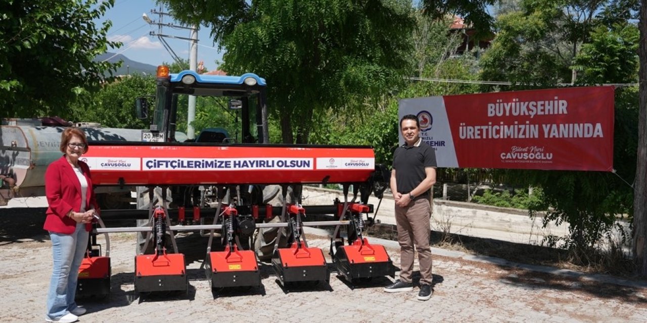 Denizli Büyükşehirden Bozkurtlu üreticilere çapa makinesi desteği