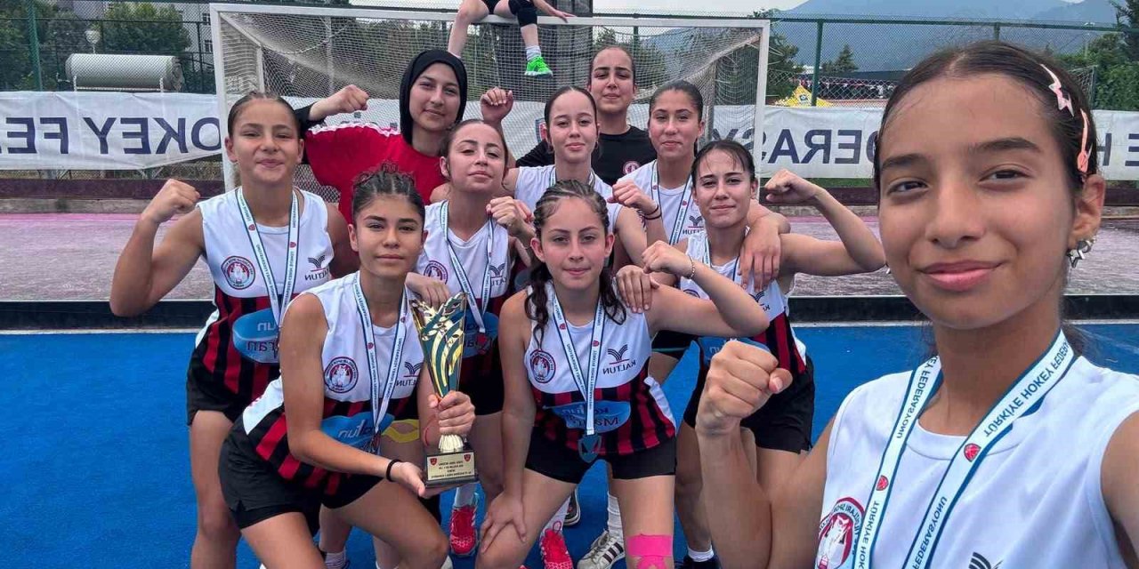 Ege Yıldızları U16 Türkiye Hokey 1’inci Ligi’nde Türkiye ikincisi oldu