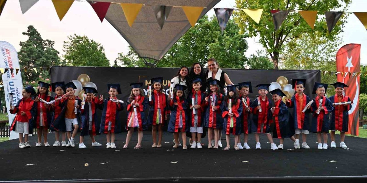 Manisa Büyükşehir’in minikleri yıl sonu gösterisinde alkış topladı