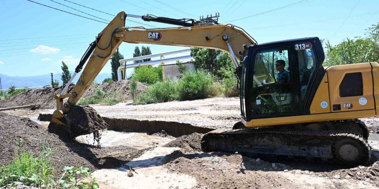 Alaşehir’de Zeytinçayı Deresi temizlendi, taşkın riskine önlem alındı