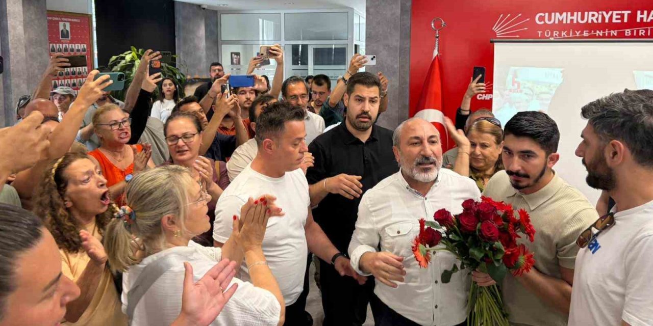 CHP İzmir İl Başkanlığı’nda ’Karanfil’ gerginliği