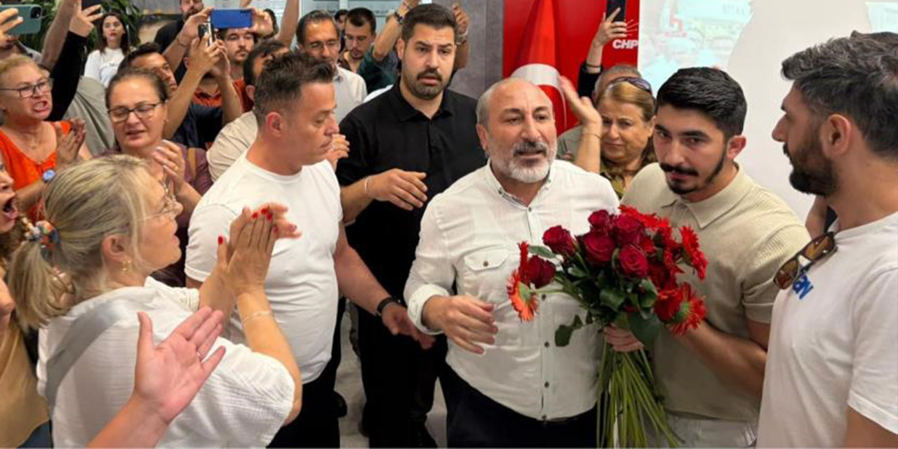 CHP İzmir İl Başkanlığı’nda “karanfil” gerilimi: Arbede çıktı, kapılar kilitlendi