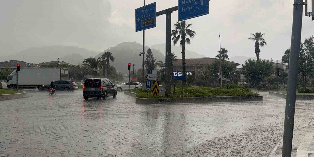 Marmaris’te sağanak yağış hayatı olumsuz etkiledi