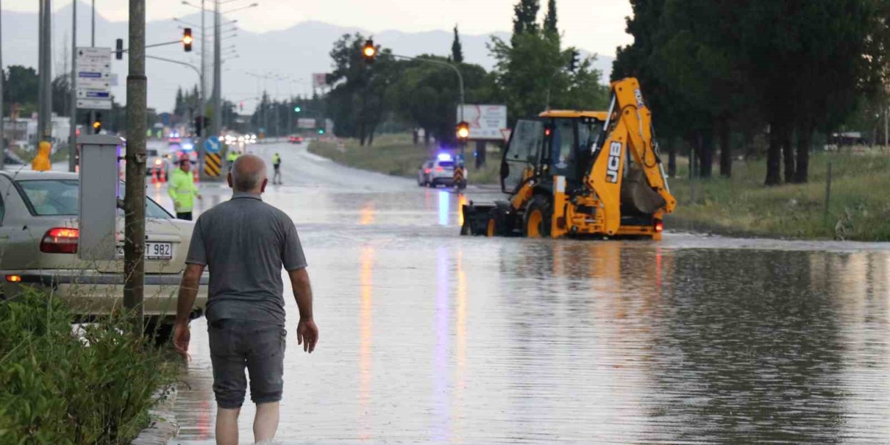 Denizli’de sağanak nedeniyle karayolu ulaşıma kapandı