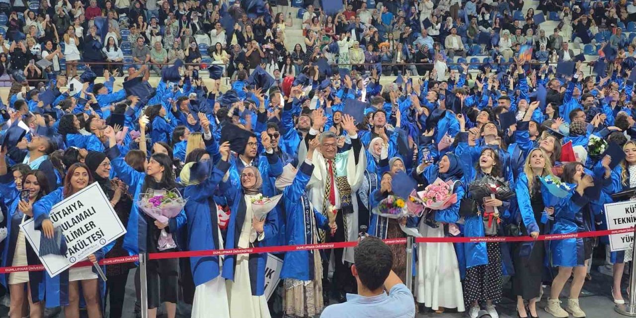 Kütahya Dumlupınar Üniversitesi’nde binlerce öğrenci mezuniyet sevinci yaşadı