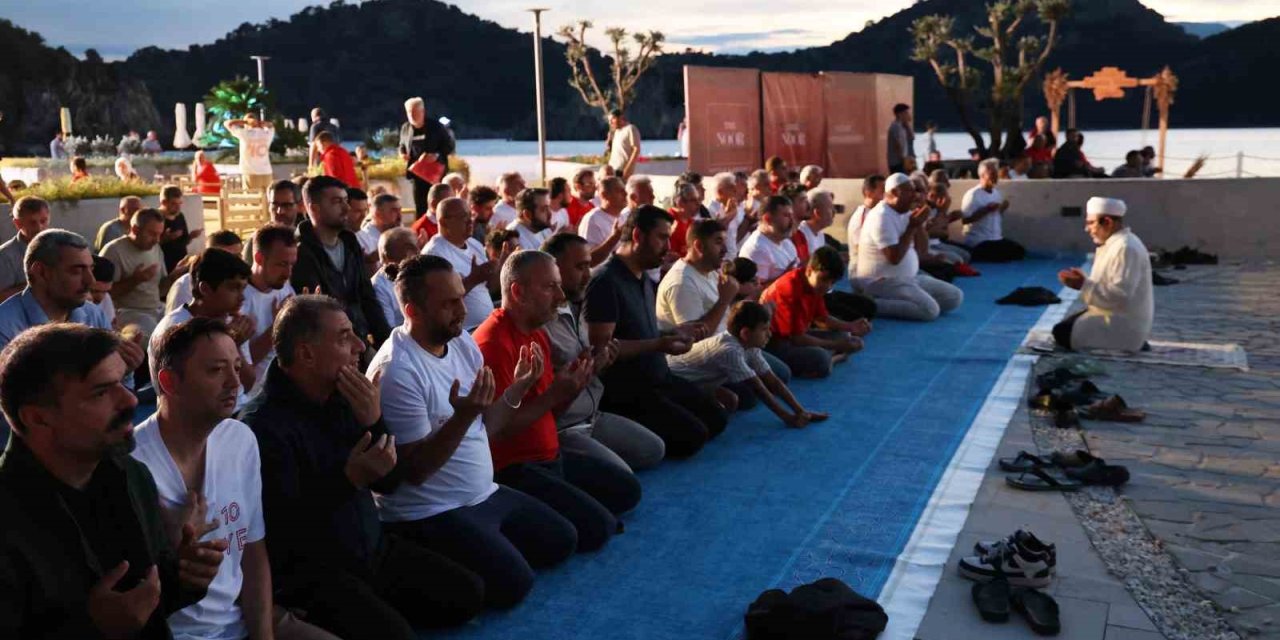 Tatilciler Milli Takıma destek için sahilde buluştu