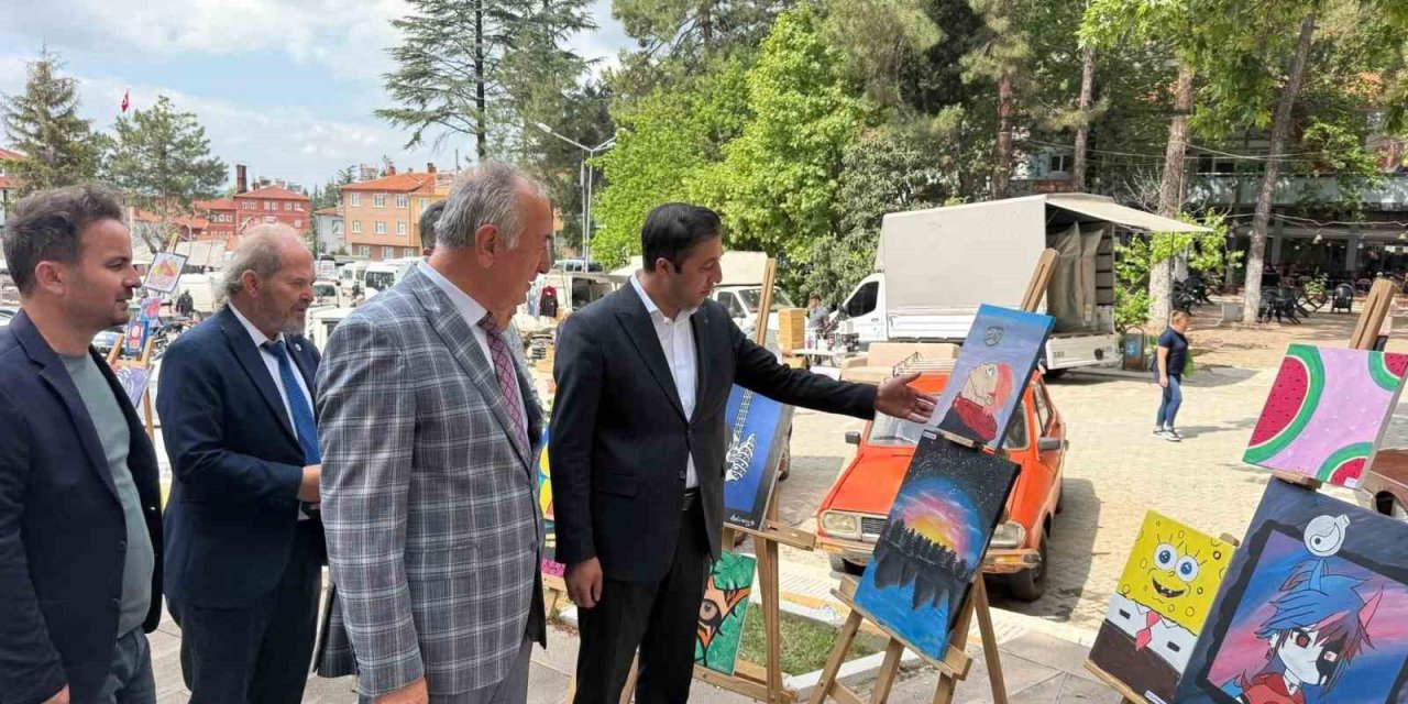 Şaphane’de yılsonu hayır çarşısı ve sergi yoğun ilgi gördü