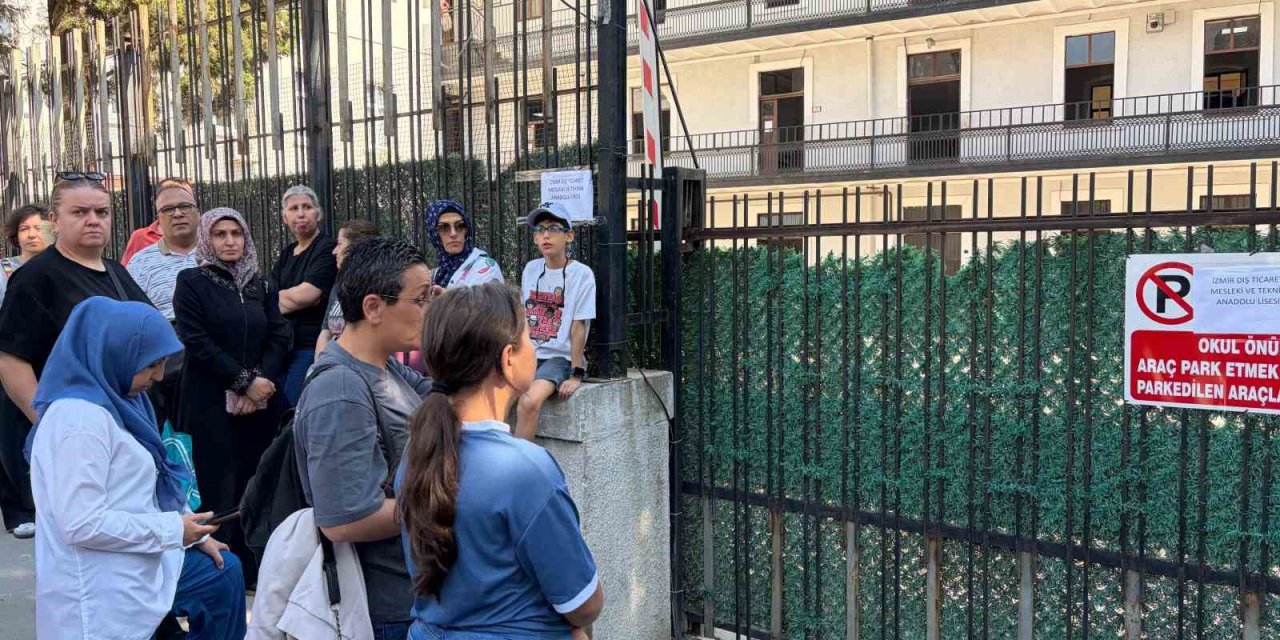 İzmir’de YKS heyecanı: Dış kapı demirlerinden atlayıp sınava girmeye çalıştılar