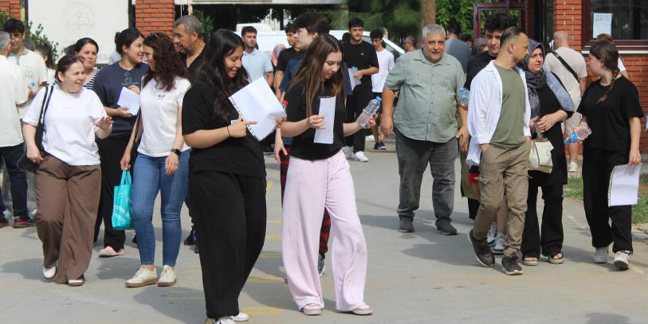 Aydın’da YKS heyecanı: Aileler okul önlerinde ter döktü, bir aday sınava giremedi