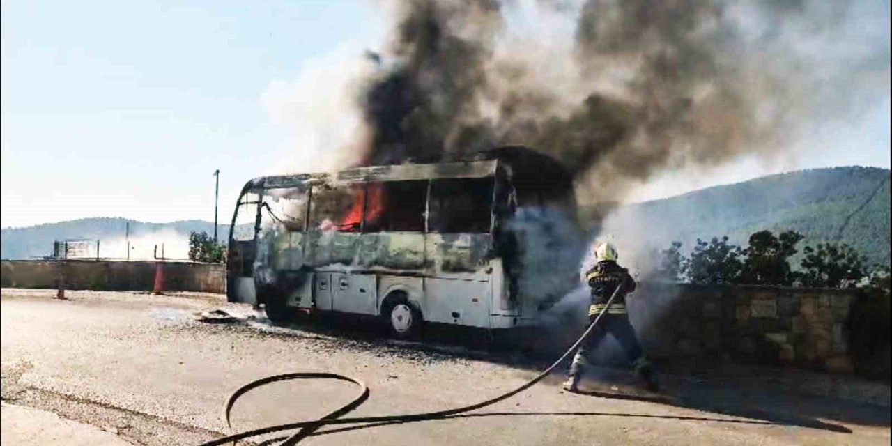 Seyir halindeki servis midibüsü alev alev yandı