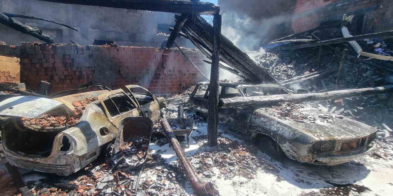 Kütahya’da korkutan yangın: 3 ev hasar gördü, 2 araç küle döndü