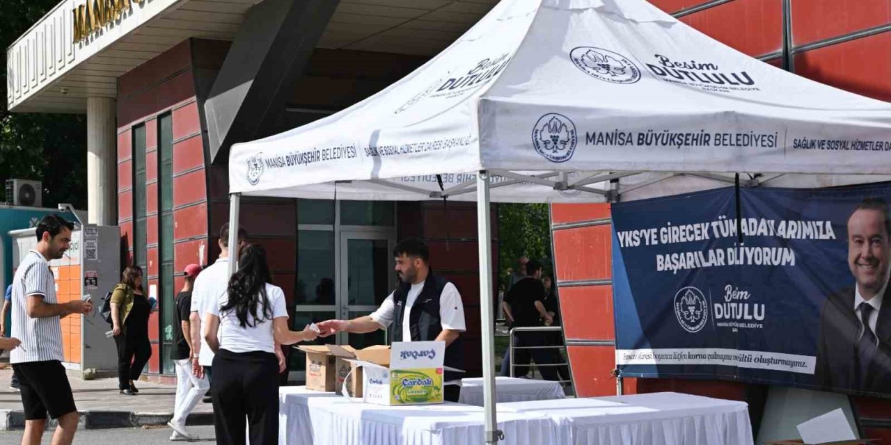 Manisa Büyükşehir’den YKS adaylarına su ve limonata ikramı