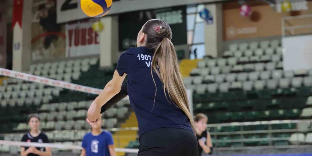 Muğla’nın voleybol yıldızları Analig için sahaya indi