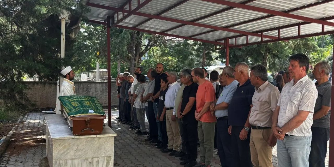 Gazeteci Sözeri’nin annesi son yolcuğuna uğurlandı
