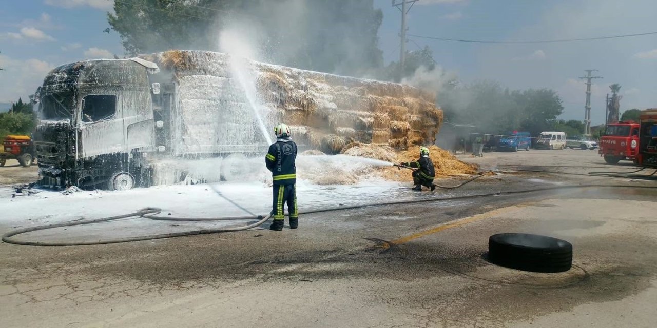 Sarayköy’de saman yüklü tır alev alev yandı