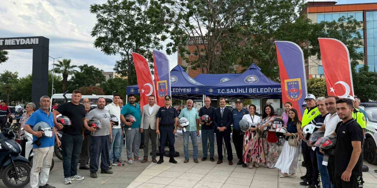 Salihli’de motosiklet sürücülerine kask dağıtıldı