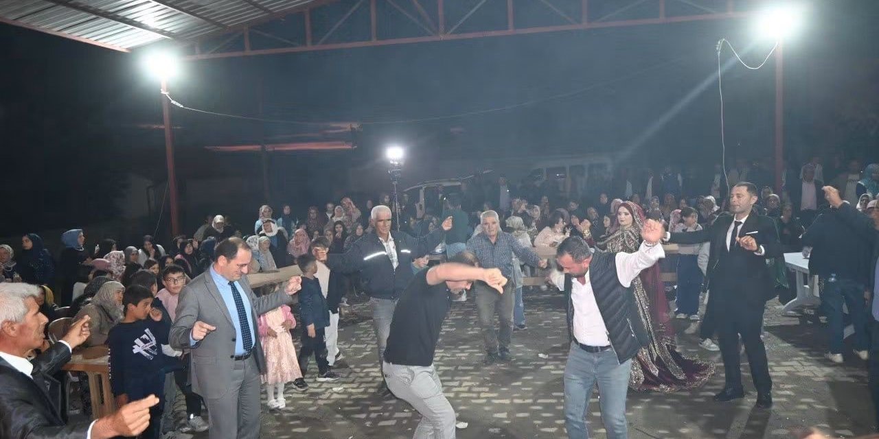 Kaymakam Türker, piste çıkıp yeni evlenen çiftin mutluluğuna ortak oldu
